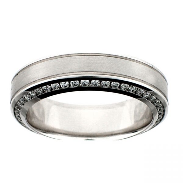 18 KARAT WHITE GOLD GENTS RING with 82 Diamond(s) 1.02ctw